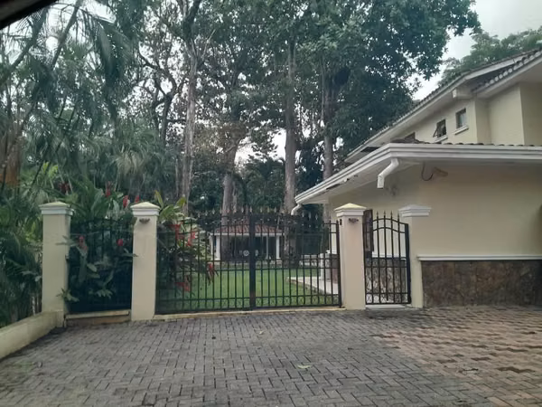 Exclusive Sell Amoblada House in Urb. Road of Cruces