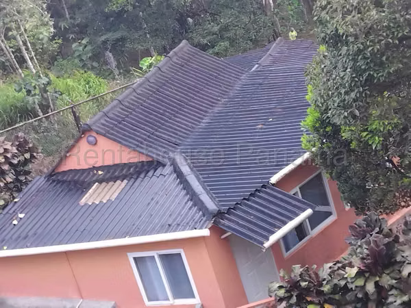 VENTA DE LOTE CON CABAÑA EN ALTOS DE  CERRO AZUL HQ