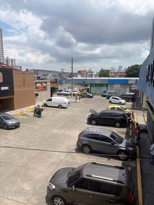 ALQUILO LOCALES COMERCIALES / OFICINAS EN PARQUE LEFEVRE– UBICACIÓN ESTRATÉGICA