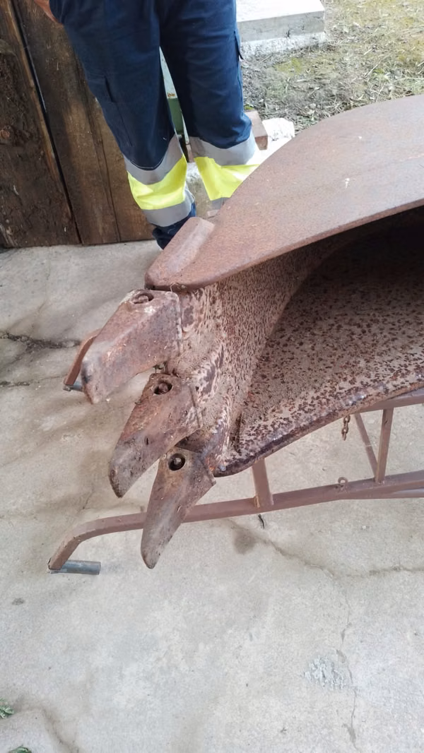 They cut 30 cm for backexcavator John Deere