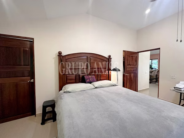 Oportunidad! Se Vende Hermosa Casa con Piscina en Altos del Maria