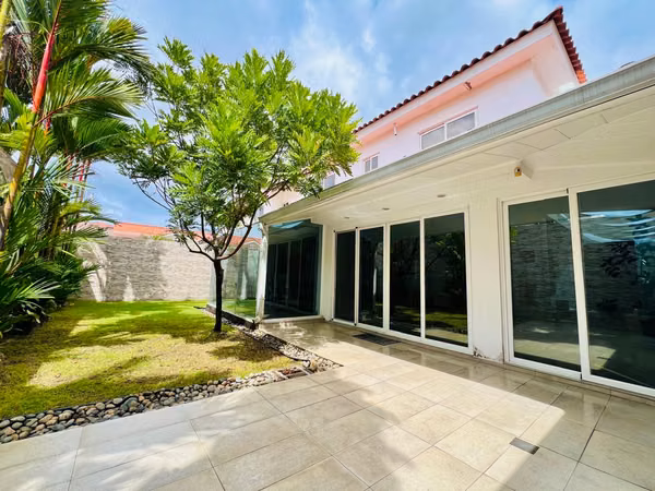 Se vende Casa en Versalles / 3 rec / 3.5 baños / 276 m2