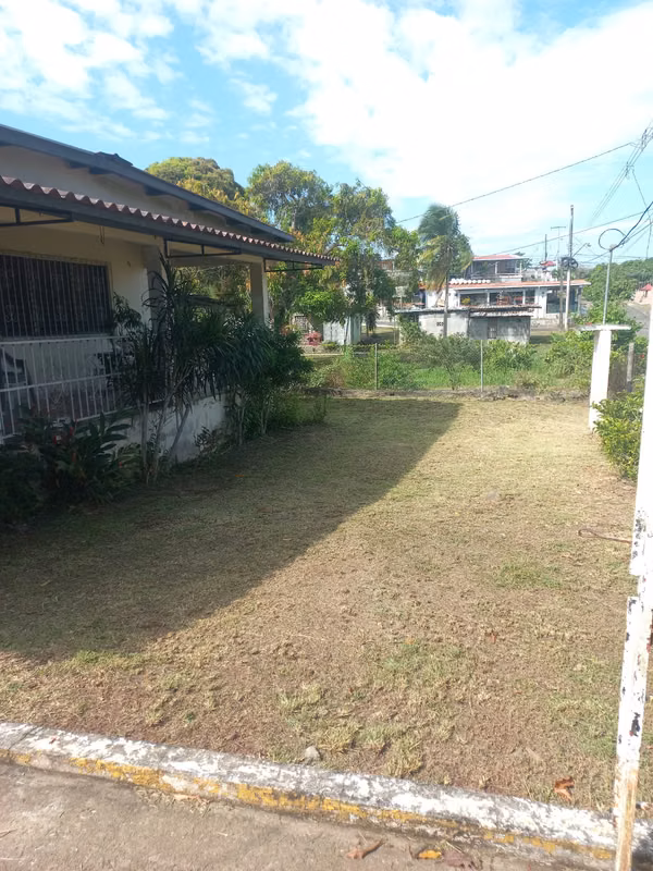 For Sale – 1,000 m²  with house, flat, fenced lot (Vista Alegre)