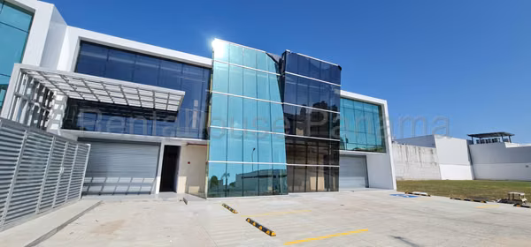 Se Vende Galera en Parque Lefevre LA26-3465