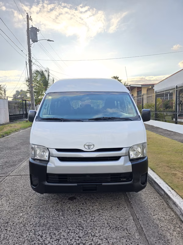 Toyota Hiace 2014 BUSITO TECHO ALTO Manual Diesel Buenas Condiciones Precio 23,599 NEGOCIABLE