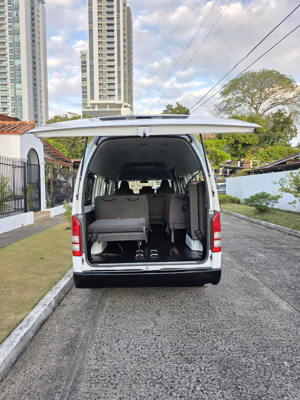 Toyota Hiace 2014 BUSITO TECHO ALTO Manual Diesel Buenas Condiciones Precio 23,599 NEGOCIABLE