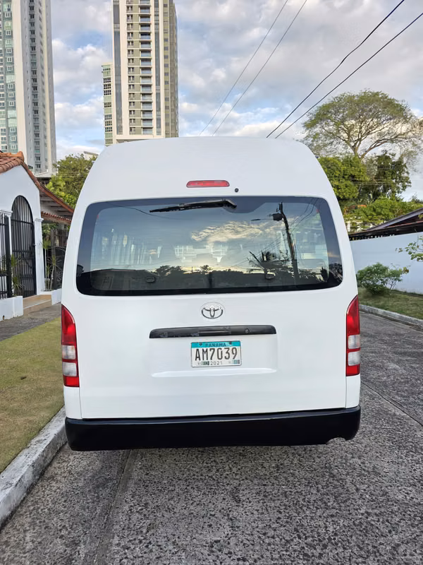 Toyota Hiace 2014 BUSITO TECHO ALTO Manual Diesel Buenas Condiciones Precio 23,599 NEGOCIABLE
