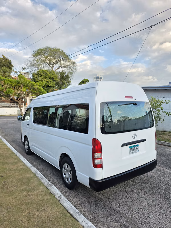 Toyota Hiace 2014 BUSITO TECHO ALTO Manual Diesel Buenas Condiciones Precio 23,599 NEGOCIABLE
