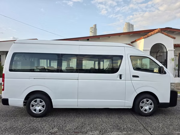 Toyota Hiace 2014 BUSITO TECHO ALTO Manual Diesel Buenas Condiciones Precio 23,599 NEGOCIABLE