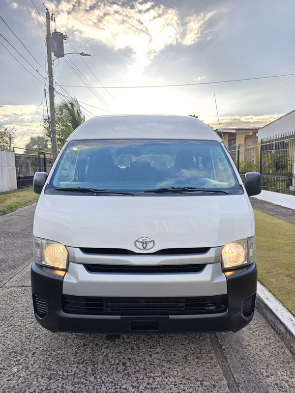 Toyota Hiace 2014 BUSITO TECHO ALTO Manual Diesel Buenas Condiciones Precio 23,599 NEGOCIABLE