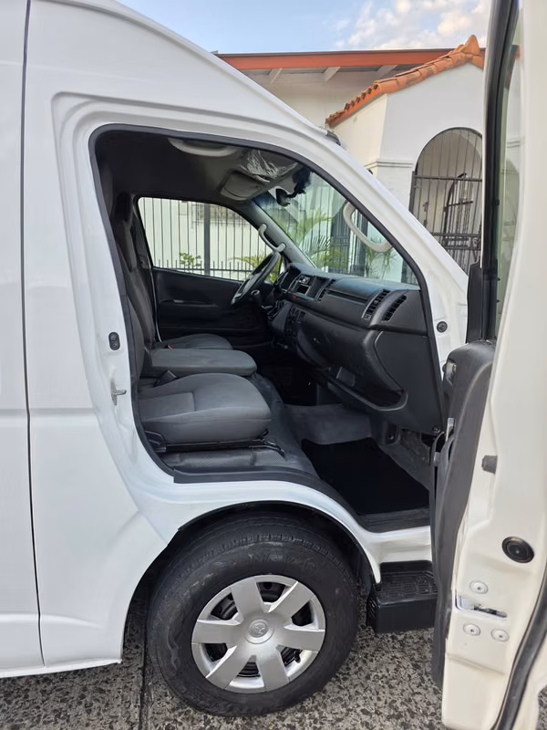 Toyota Hiace 2014 BUSITO TECHO ALTO Manual Diesel Buenas Condiciones Precio 23,599 NEGOCIABLE