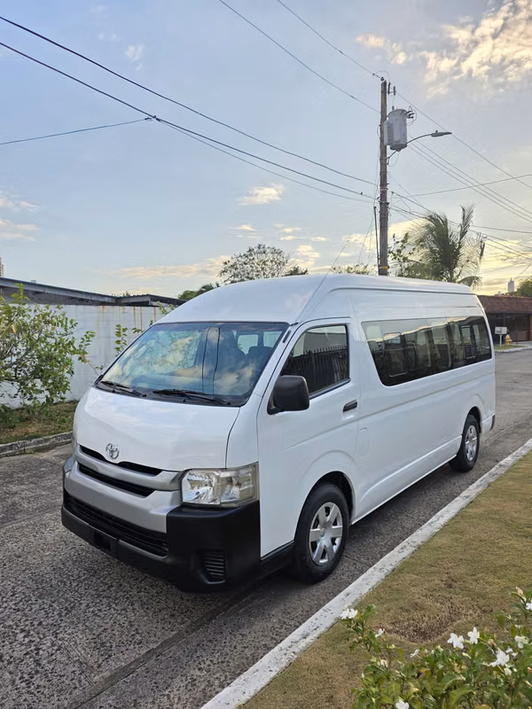 Toyota Hiace 2014 BUSITO TECHO ALTO Manual Diesel Buenas Condiciones Precio 23,599 NEGOCIABLE