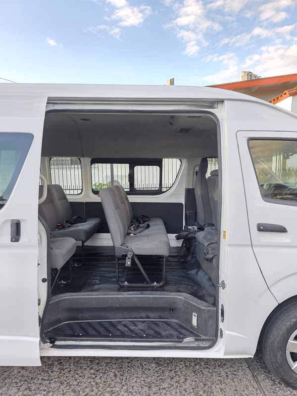 Toyota Hiace 2014 BUSITO TECHO ALTO Manual Diesel Buenas Condiciones Precio 23,599 NEGOCIABLE