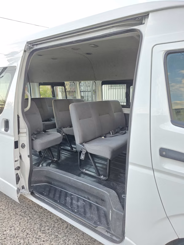 Toyota Hiace 2014 BUSITO TECHO ALTO Manual Diesel Buenas Condiciones Precio 23,599 NEGOCIABLE