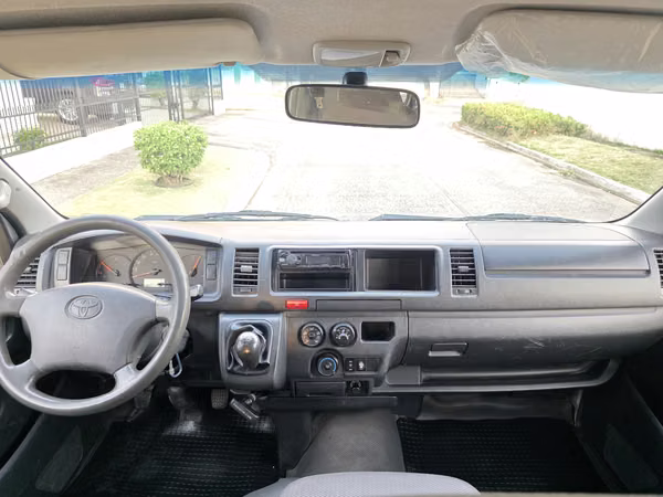 Toyota Hiace 2014 BUSITO TECHO ALTO Manual Diesel Buenas Condiciones Precio 23,599 NEGOCIABLE