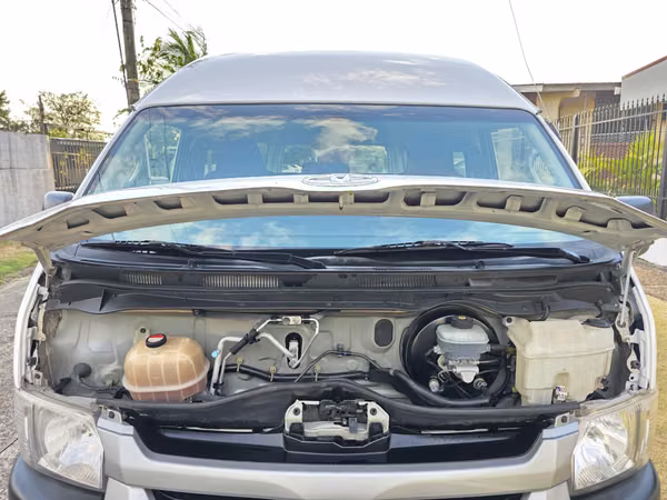 Toyota Hiace 2014 BUSITO TECHO ALTO Manual Diesel Buenas Condiciones Precio 23,599 NEGOCIABLE