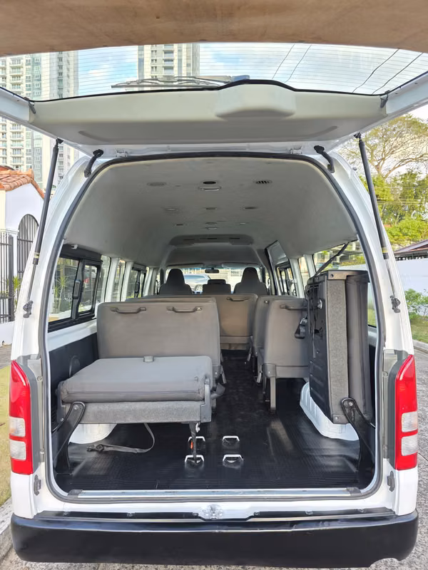 Toyota Hiace 2014 BUSITO TECHO ALTO Manual Diesel Buenas Condiciones Precio 23,599 NEGOCIABLE