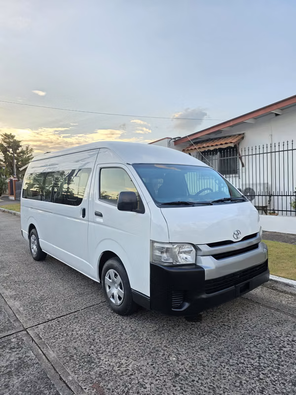 Toyota Hiace 2014 BUSITO TECHO ALTO Manual Diesel Buenas Condiciones Precio 23,599 NEGOCIABLE