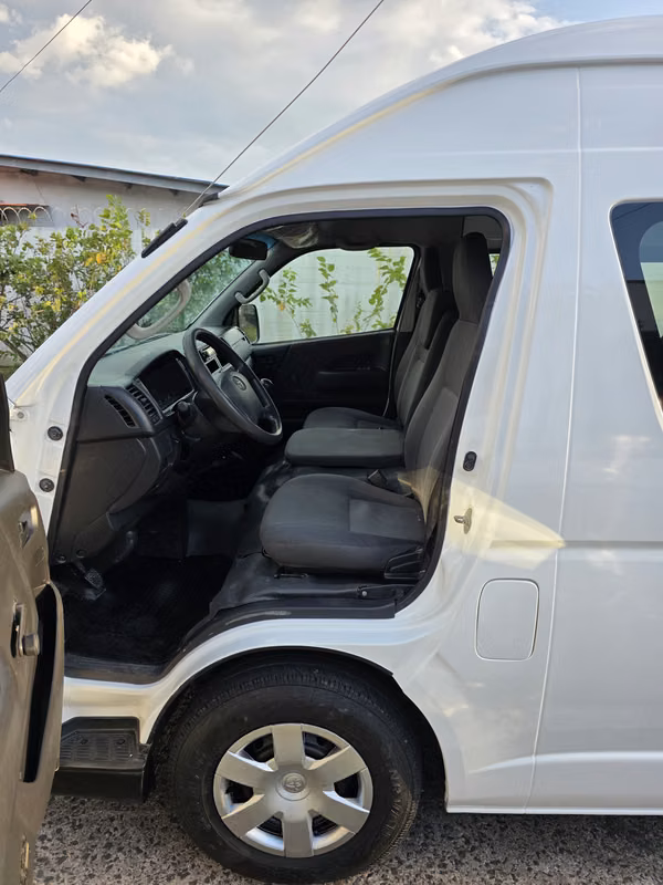 Toyota Hiace 2014 BUSITO TECHO ALTO Manual Diesel Buenas Condiciones Precio 23,599 NEGOCIABLE