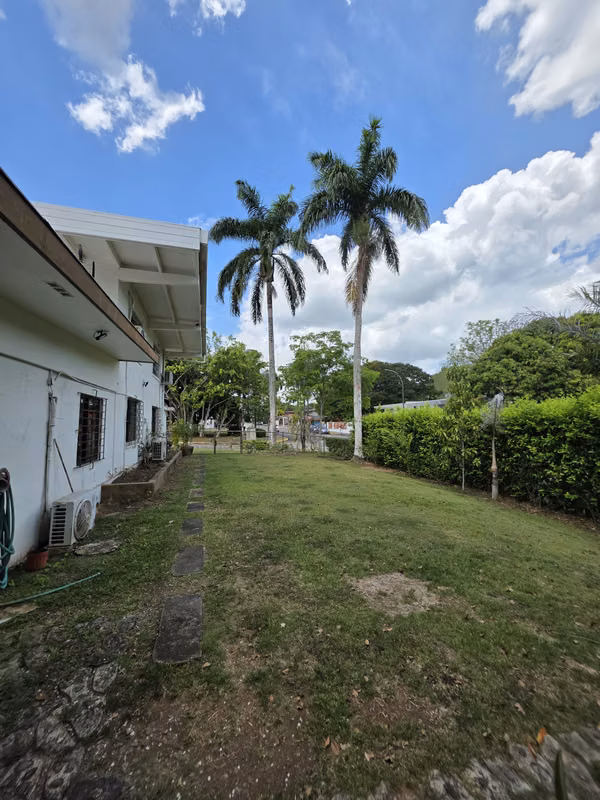 Se Alquila casa en Area Revertida