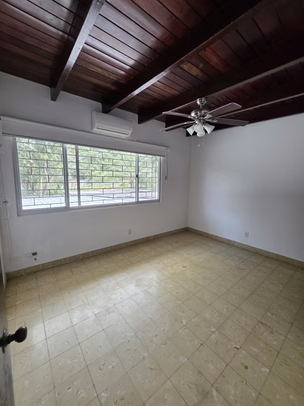 Se Alquila casa en Area Revertida