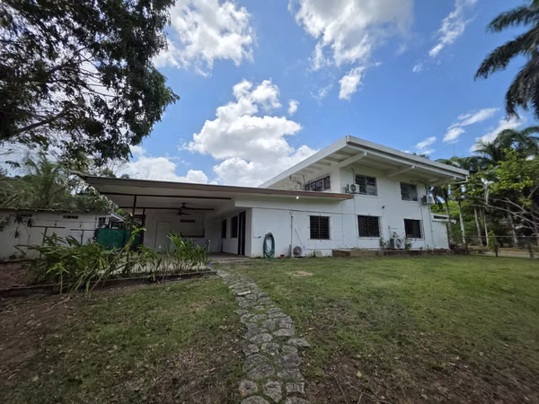Se Alquila casa en Area Revertida