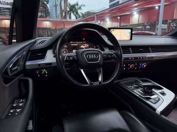 AUDI Q7 S-LINE