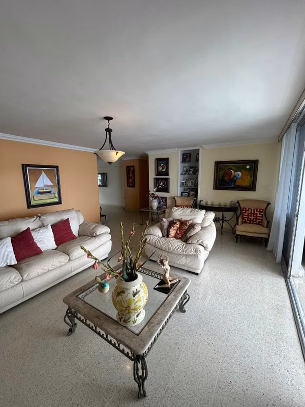 Apartamento en Paitilla, frente del mar / 290 m2 / 3 rec + Den / balcón / cbe.