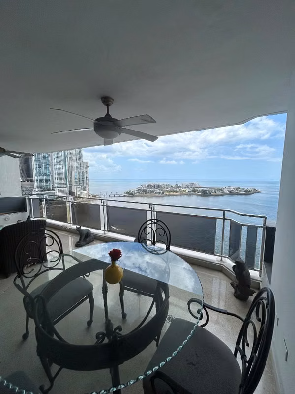 Apartamento en Paitilla, frente del mar / 290 m2 / 3 rec + Den / balcón / cbe.