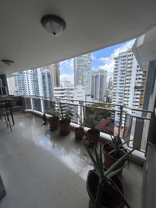 Apartamento en Paitilla, frente del mar / 290 m2 / 3 rec + Den / balcón / cbe.