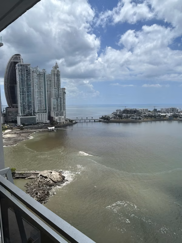 Apartamento en Paitilla, frente del mar / 290 m2 / 3 rec + Den / balcón / cbe.