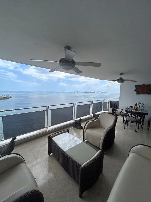 Apartamento en Paitilla, frente del mar / 290 m2 / 3 rec + Den / balcón / cbe.