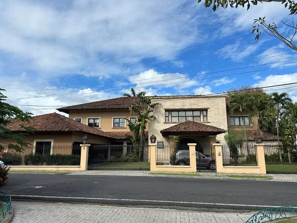 SALE OF HOUSE IN ALTOS DEL GOLF, SAN FRANCISCO, PANAMÁ