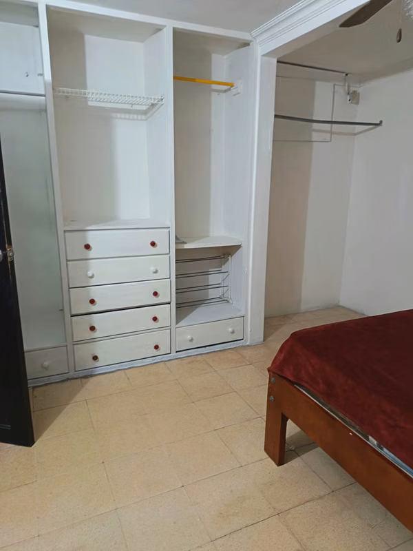 Room near the subway on the 2