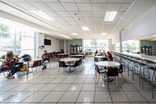 Se Vende Edificio Comercial en Albrook con Operación Activa