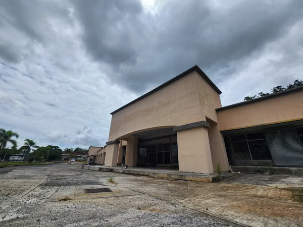 Melissa Foster Luxury is selling a shopping center project in Nuevo Emperador. MFR1969