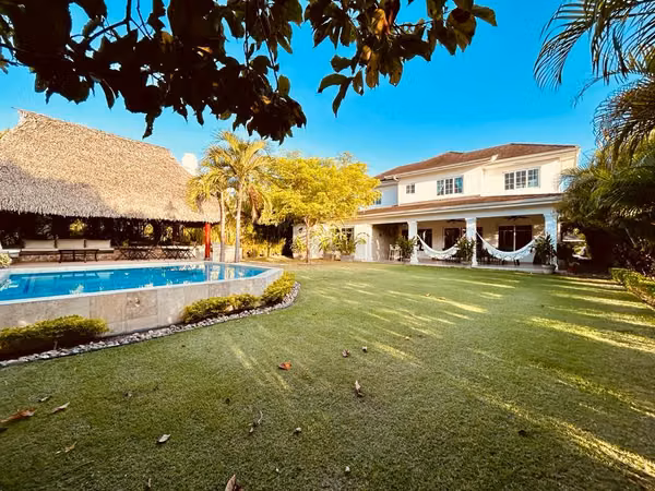 Casa en Bijao. Quarry Heights. 800mts 4r piscina $825,000.00neg