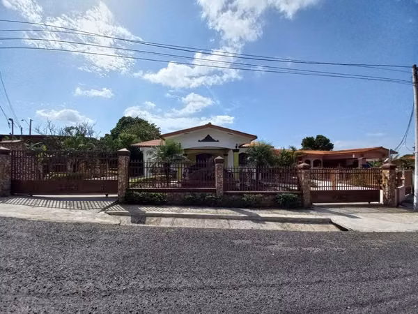 VENDO ESPECTACULAR CASA EN MIRAFLORES - PENONOME
