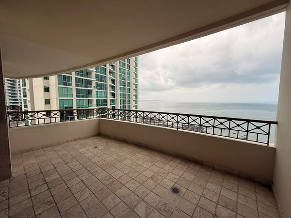 Sale of Apartment in Pacific Point Torre 300 with sea view
