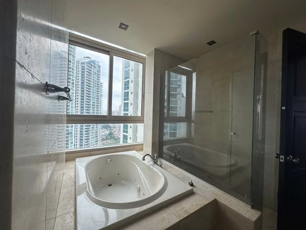 Sale of Apartment in Pacific Point Torre 300 with sea view