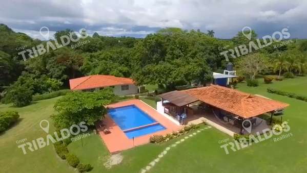 SE VENDE TERRENO FRENTE AL MAR EN SEA CLIFF con casa y piscina