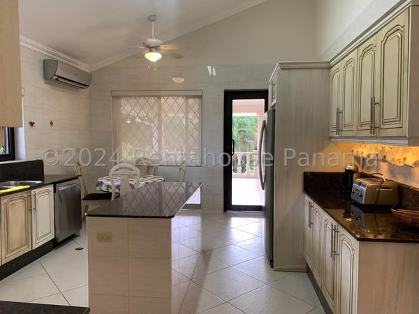 Se Alquila Casa en Coronado LA26-4417