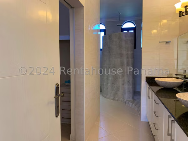 Se Alquila Casa en Coronado LA26-4417