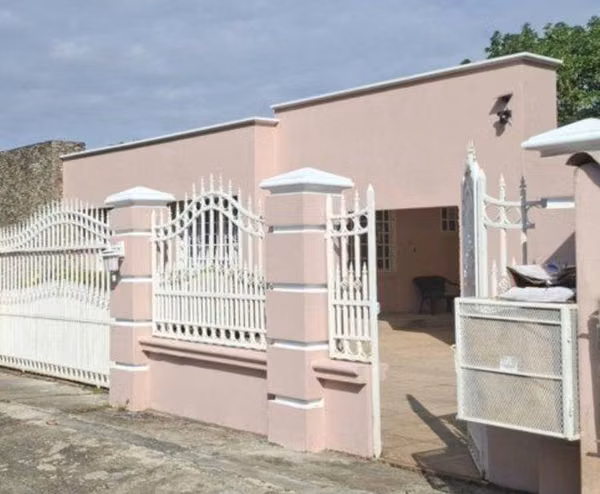 Live or invest in Los Ríos: Large House in Calle Cerrada with Gran Patio