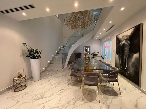 Se vende Casa AMOBLADA en Altos del Golf, con JARDIN y PISCINA OV
