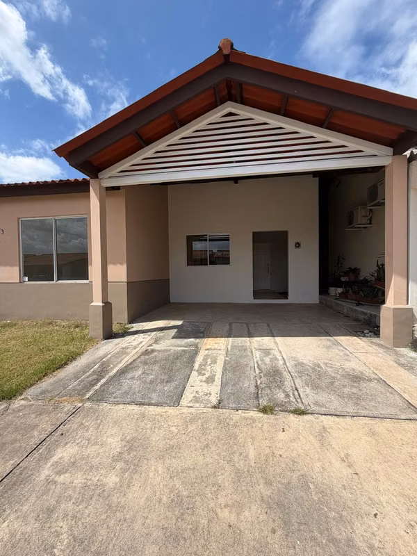 Sale of house in Arboledas Los Robles in three rooms