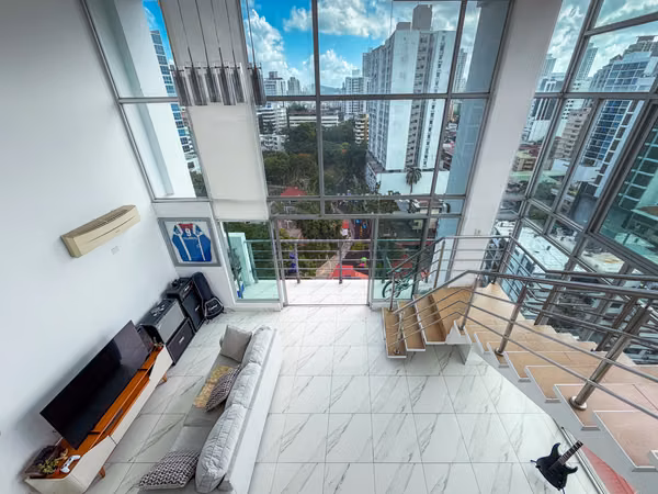 Loft-style apartment for sale in Vía Argentina Panama – 120 m², double-height ceilings