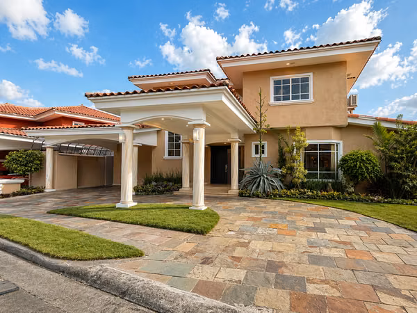 Palmeras del Este | Casa de esquina 639 m² | Piscina, jacuzzi y gazebo | 5 recámaras | $4,500