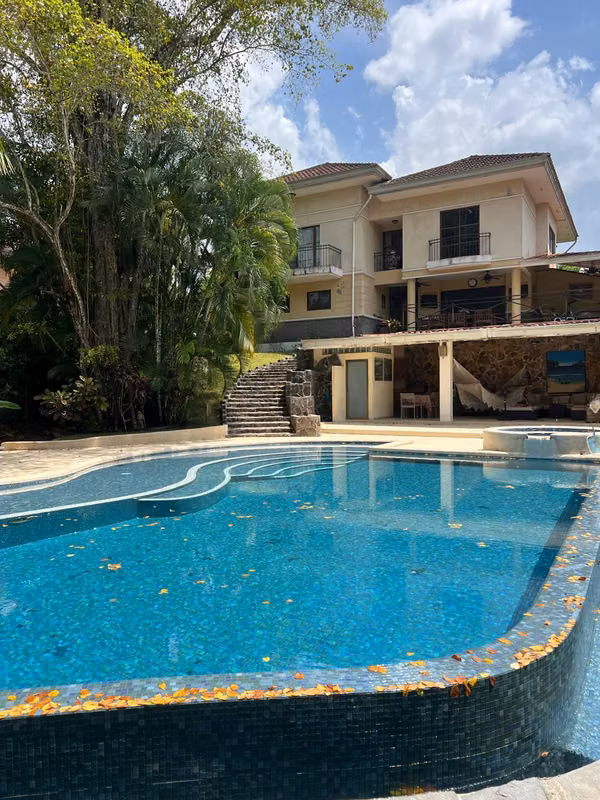 Vive  rodeado de naturaleza: exclusiva residencia con piscina y privacidad total en Camino de Cruces