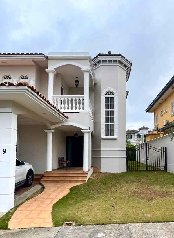 FOR SALE – HOUSE IN RAINFOREST VILLAS, ANCÓN – NATURE & SPACE LIVING